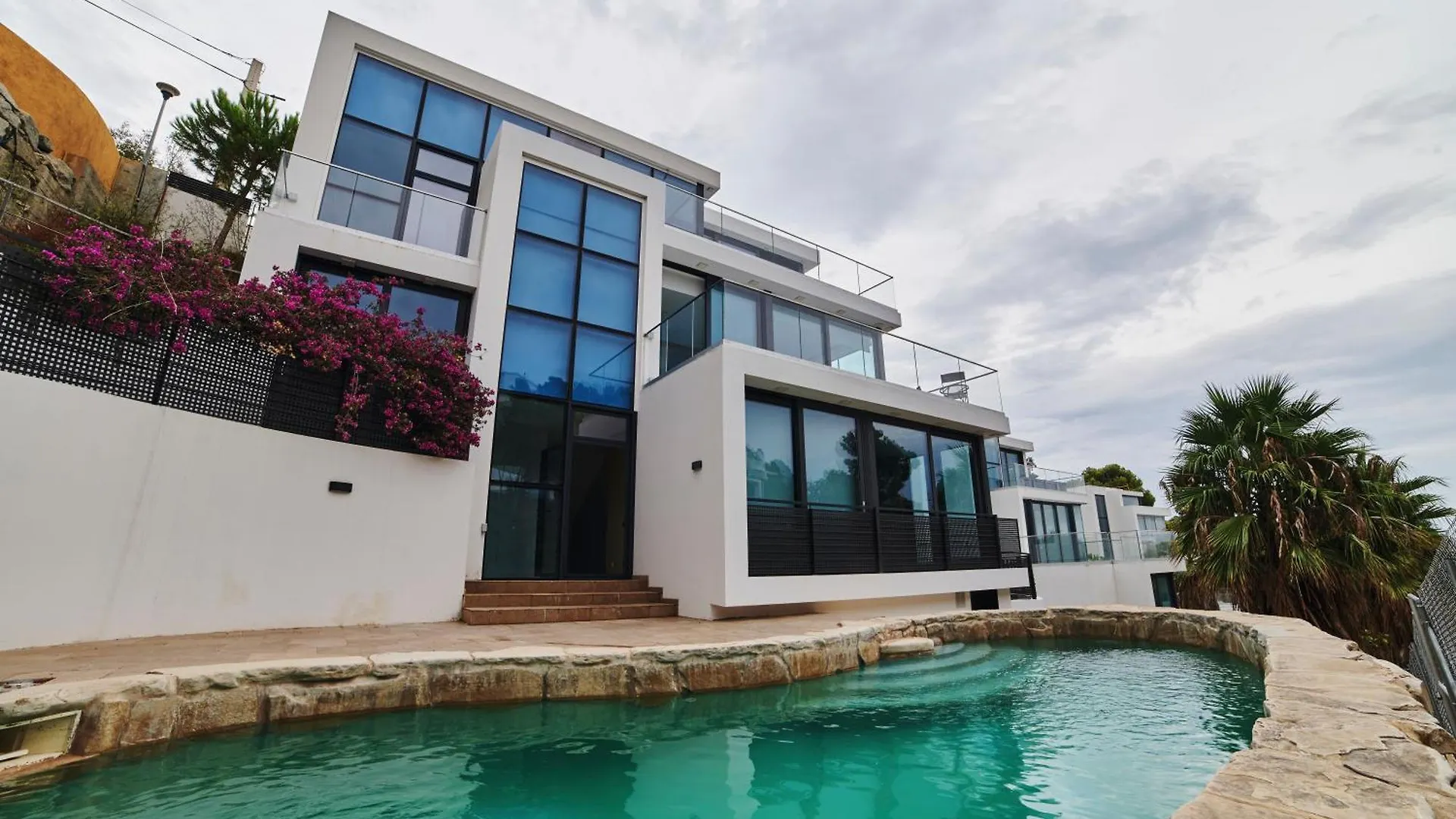 Villa Moderna Welcs Emp-097- Con Piscina Llanca 0*,